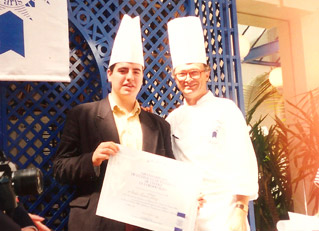 Posando con el premio