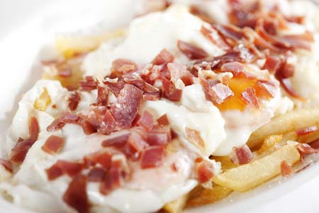 Huevos rotos con taquitos de jamón
