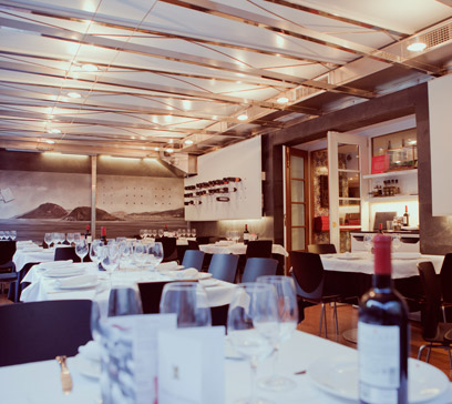Mesas preparadas en el restaurante